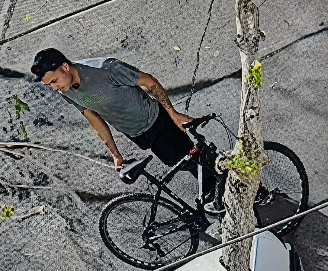 Se llevó la batería de un auto en Rivadavia y quedó filmado mientras escapaba en bicicleta