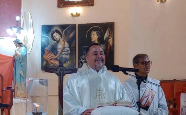 Un sacerdote atropelló a jóvenes y siguió su marcha: dijo que no advirtió el impacto por la música alta