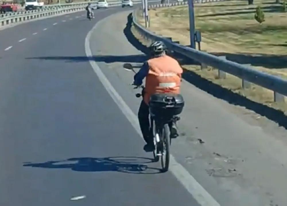 Una bicimoto por la Circunvalación y la duda quedó picando: ¿se puede circular ahí?
