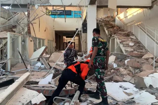 Un sismo de magnitud 7,7 dejó al menos 38 muertos y agravó la emergencia en Flores