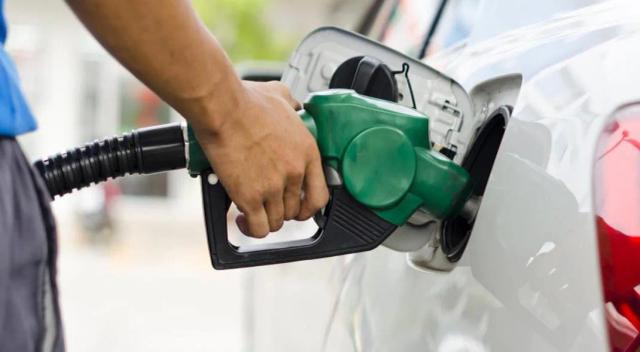 Buscan frenar una parte del impuesto a los combustibles hasta que se usen los fondos viales acumulados