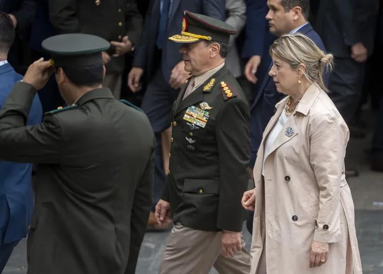 El Gobierno prepara un aumento salarial para militares y efectivos de seguridad