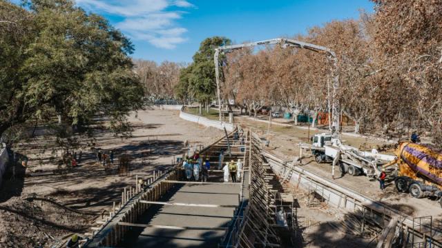 El nuevo puente del lago del Parque de Mayo consolida su estructura principal