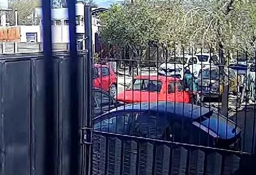 Buscan identificar al autor de tres robos de baterías en Villa Krause