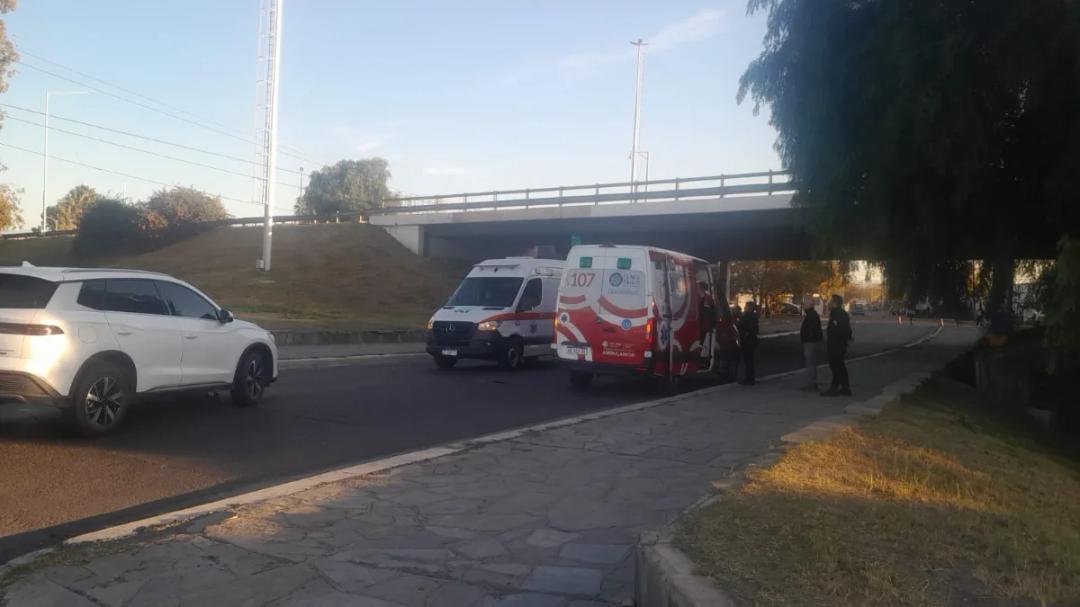 Un vehículo embistió a una mujer policía que ordenaba el tránsito en el lateral de Circunvalación y Urquiza