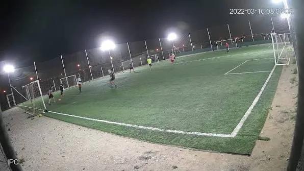 Tragedia en una cancha de Capital: se descompensó jugando al fútbol y murió
