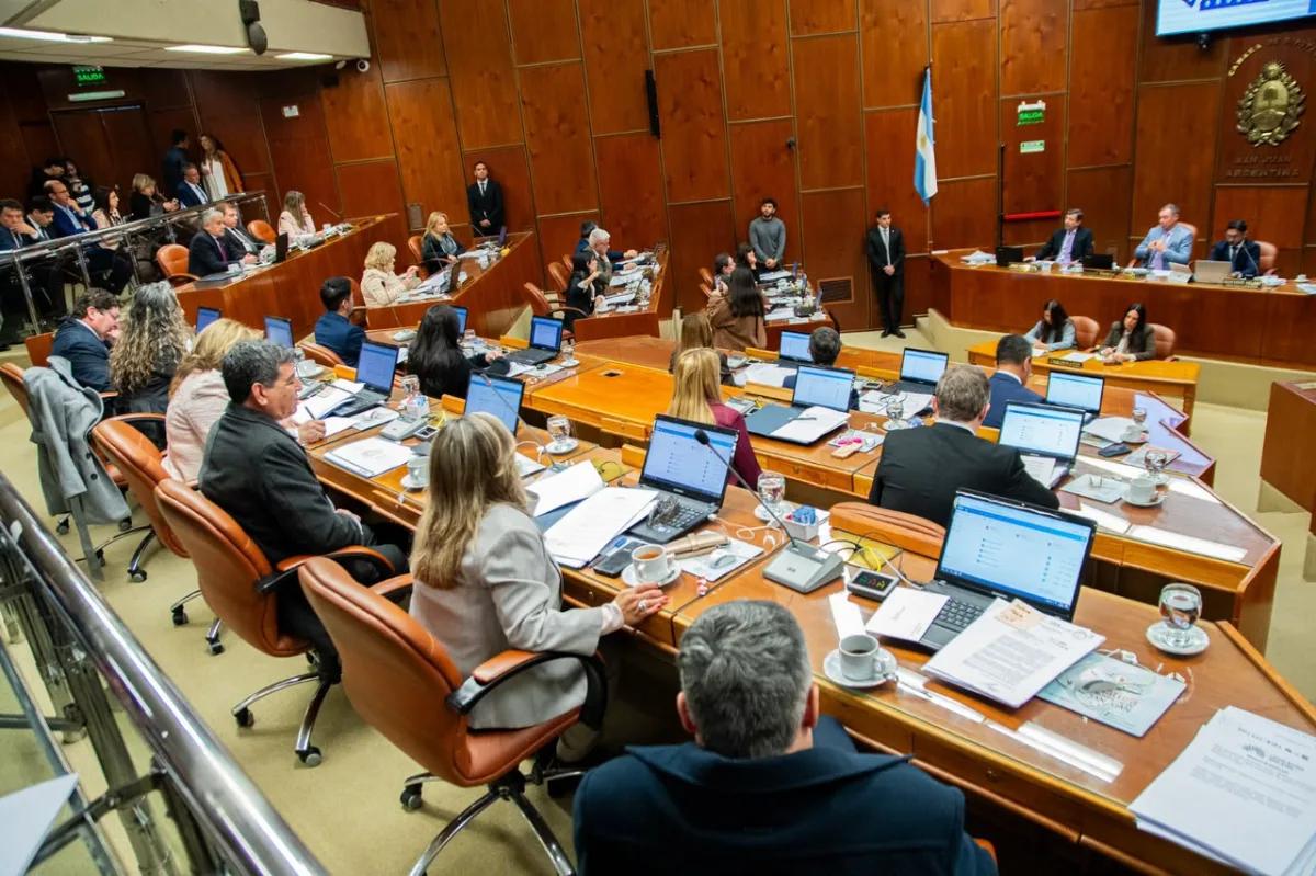 Pese a la oposición del PJ, amplían el Plan Educativo de San Juan con 50.000 computadoras para alumnos y docentes