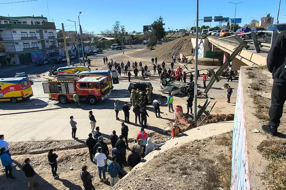 Un muerto y cinco heridos tras la caída de dos autos desde un puente
