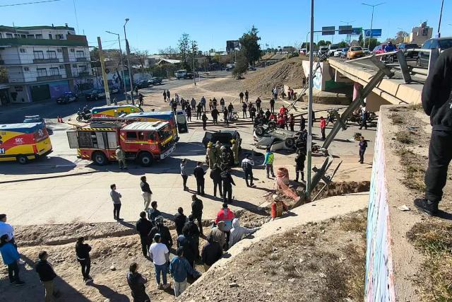 Un muerto y cinco heridos tras la caída de dos autos desde un puente