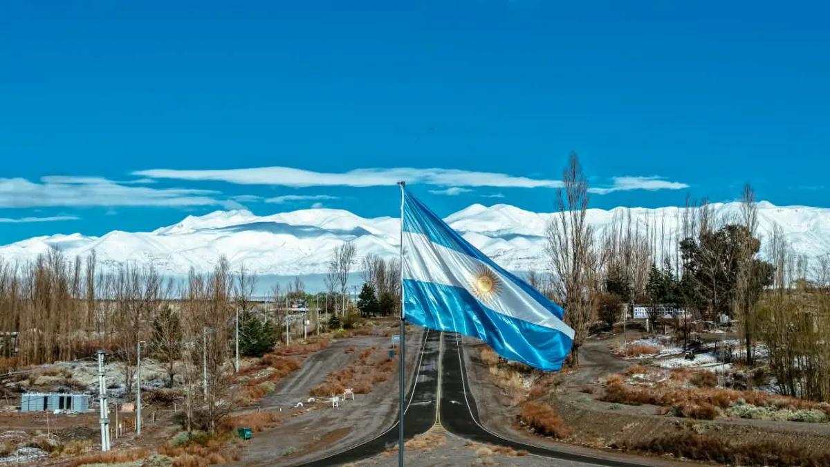 Iglesia amaneció vestida de blanco y la Cordillera regaló una escena de película
