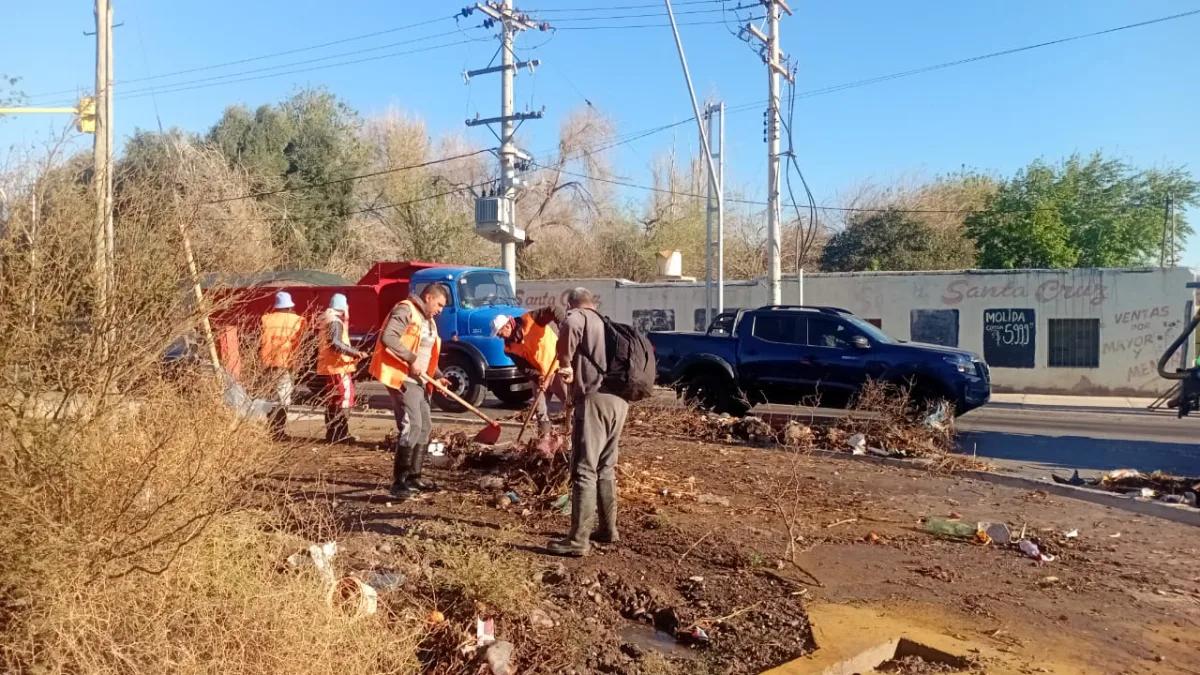 Chimbas mete mano para sacar el agua de los laterales de la Ruta 40