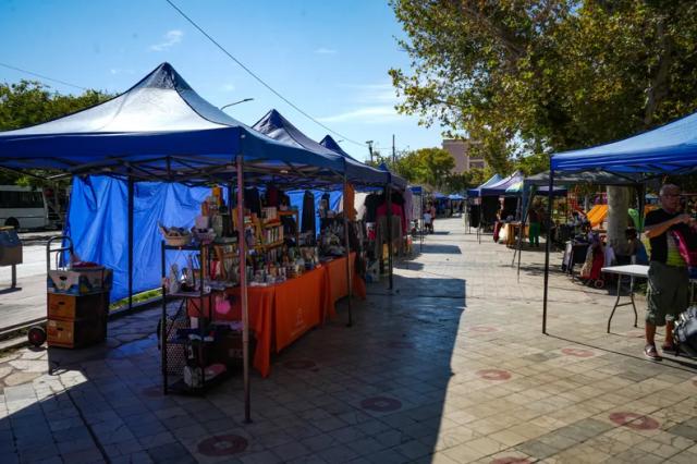 Feriantes y manteros en Plaza Laprida: comerciantes piden reglas claras y competencia pareja