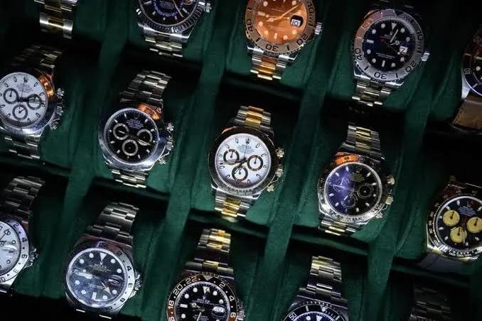 Un engaño en un paseo comercial terminó con el robo de cinco relojes