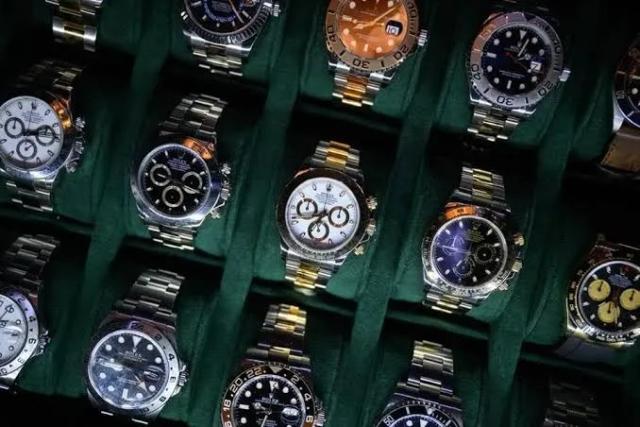 Un engaño en un paseo comercial terminó con el robo de cinco relojes