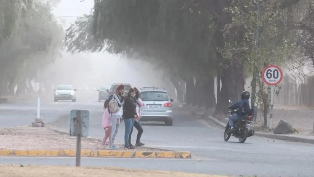 Amplían la alerta por viento Zonda y también hay advertencia por nevadas