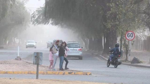 Amplían la alerta por viento Zonda y también hay advertencia por nevadas