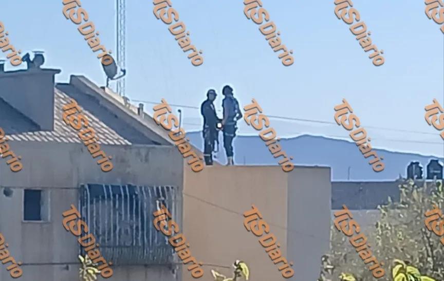 Cinco bomberos armaron un operativo de película para bajar a un joven de la cornisa de un monoblock