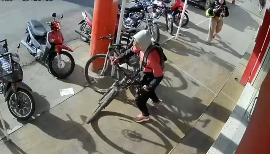 Se metió a comprar y le volaron la bici en segundos en Chimbas: quedó filmado