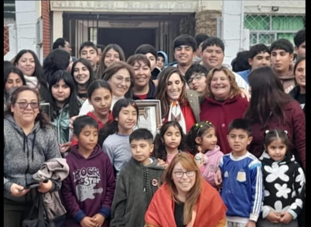 Soledad Pastorutti visitó Huaco, homenajeó a Buenaventura Luna y dejó un pedazo de su poncho