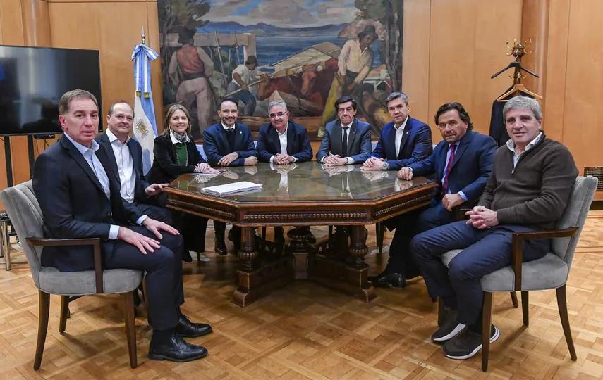 El Gobierno busca acercarse a los gobernadores y destrabar apoyo para las reformas