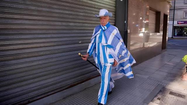 Murió Jorge Williams, sastre argentino de trajes reciclados
