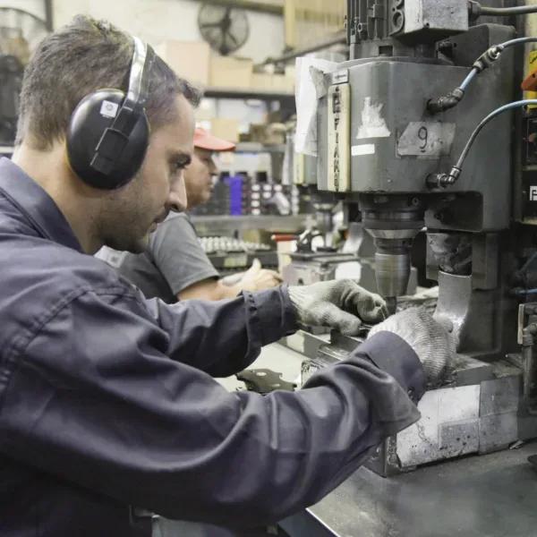 La industria levantó un poco en junio, pero sigue con mucha máquina parada