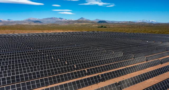 Orrego anunció un parque solar híbrido con baterías de litio para fortalecer el sistema eléctrico de Iglesia