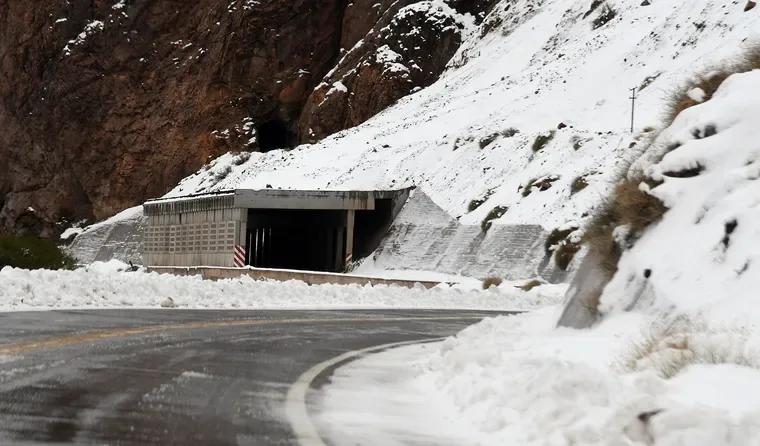 Sigue cerrado el Cristo Redentor y la nieve complica el cruce con Chile