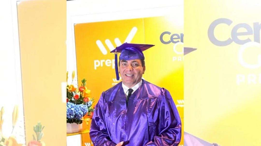 Cristian Castro terminó la secundaria a los 51 años y cerró una deuda pendiente