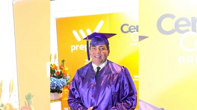 Cristian Castro terminó la secundaria a los 51 años y cerró una deuda pendiente