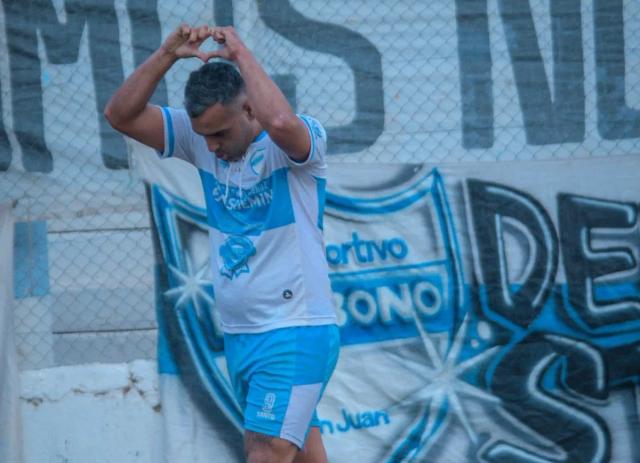 Del Bono ganó 2-0 y alcanzó a Libertad Juvenil en la cima