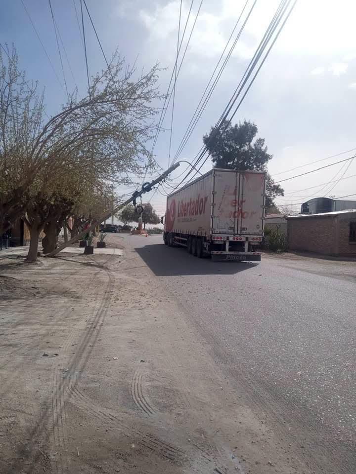 Un camión enganchó el cableado y tiró dos postes en Sarmiento
