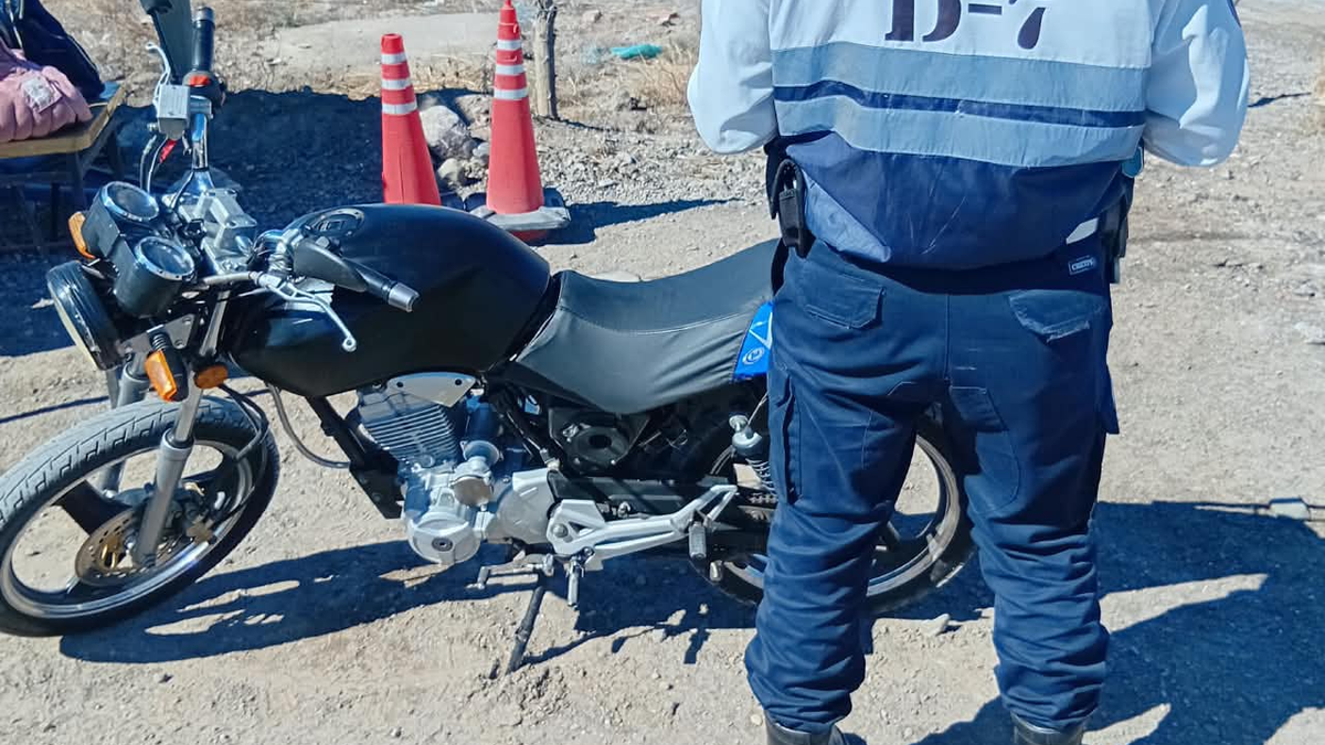 La pintaron de negro pero le traspiró el bordó: le cazaron la moto robada en pleno control