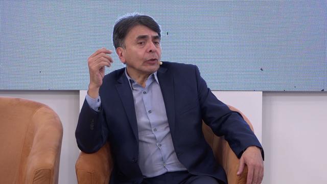 Ginecólogo desmiente mitos sobre embarazo y confirma que teñirse el cabello es seguro