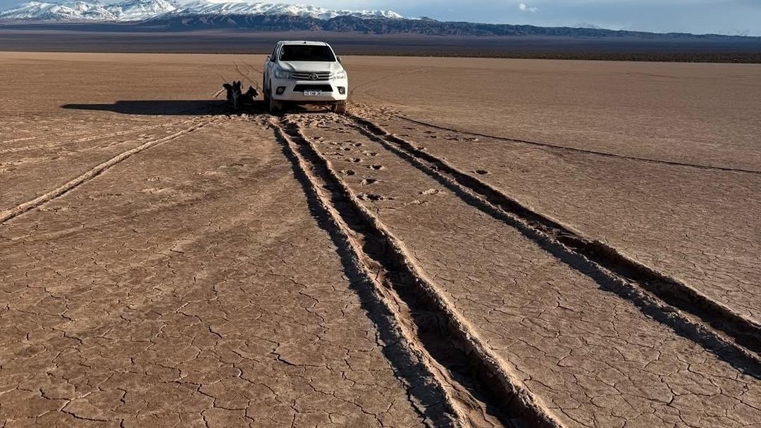 Siguen las huellas del 4x4 en la Pampa del Leoncito y crece la preocupación en Barreal
