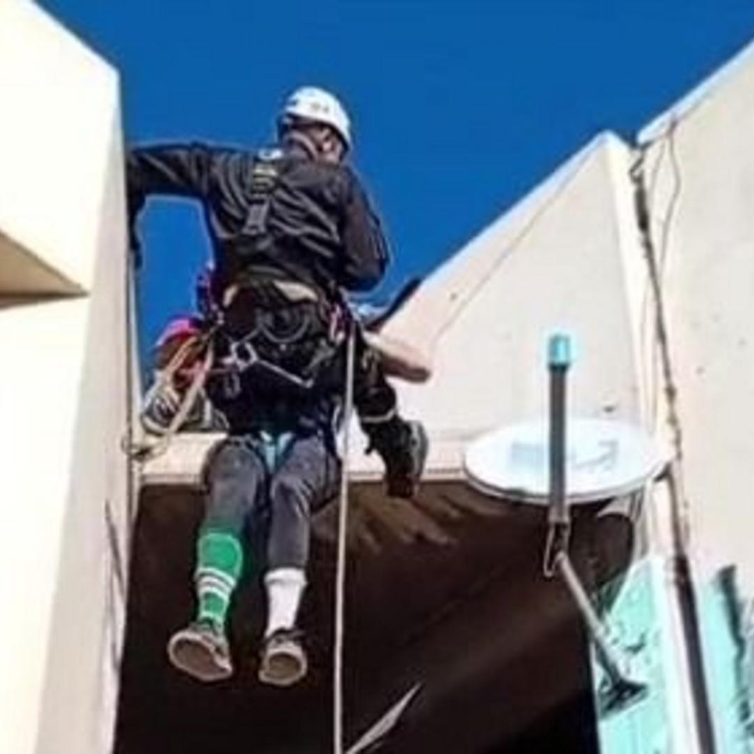 Bomberos rescataron a un hombre de los techos de un barrio en Rivadavia