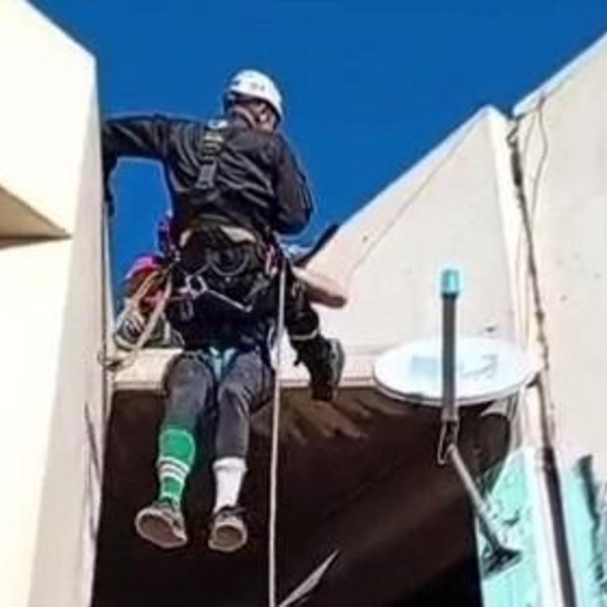 Rescataron a un hombre atrapado en los techos de un edificio en Rivadavia