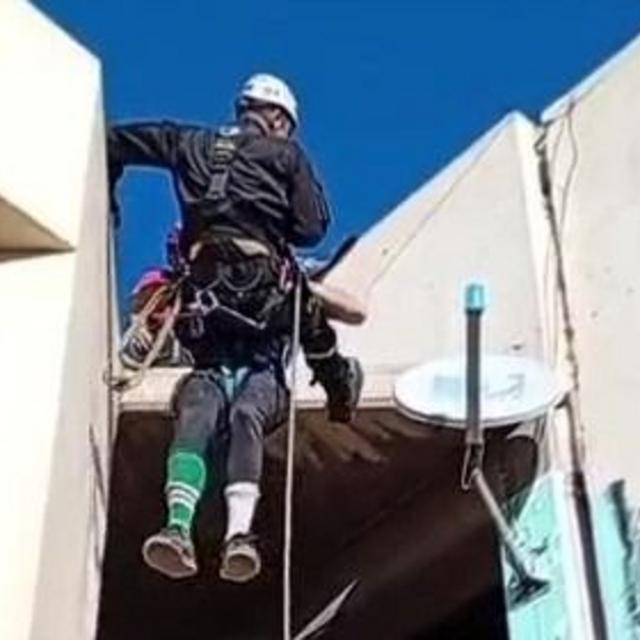 Bomberos rescataron a un hombre de los techos de un barrio en Rivadavia