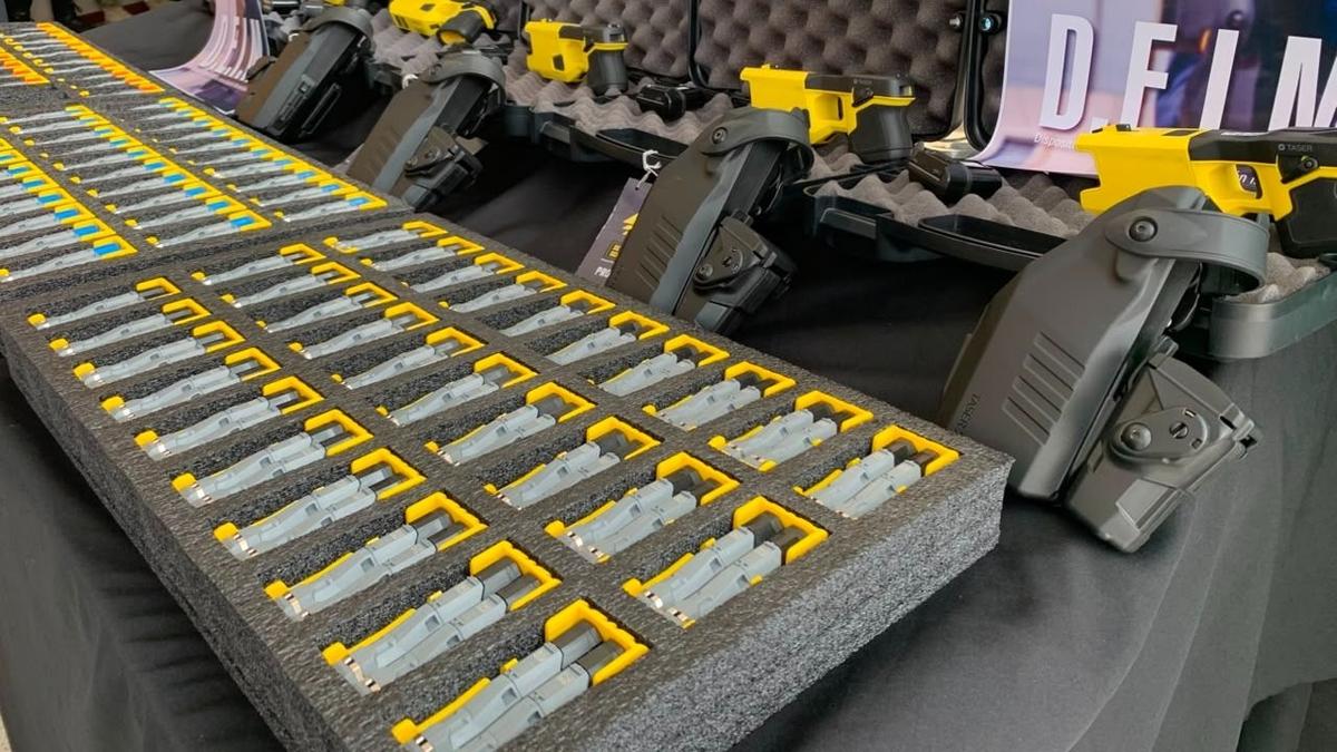 Policía de San Juan distribuye 35 pistolas Taser y capacita a 120 efectivos para cobertura continua