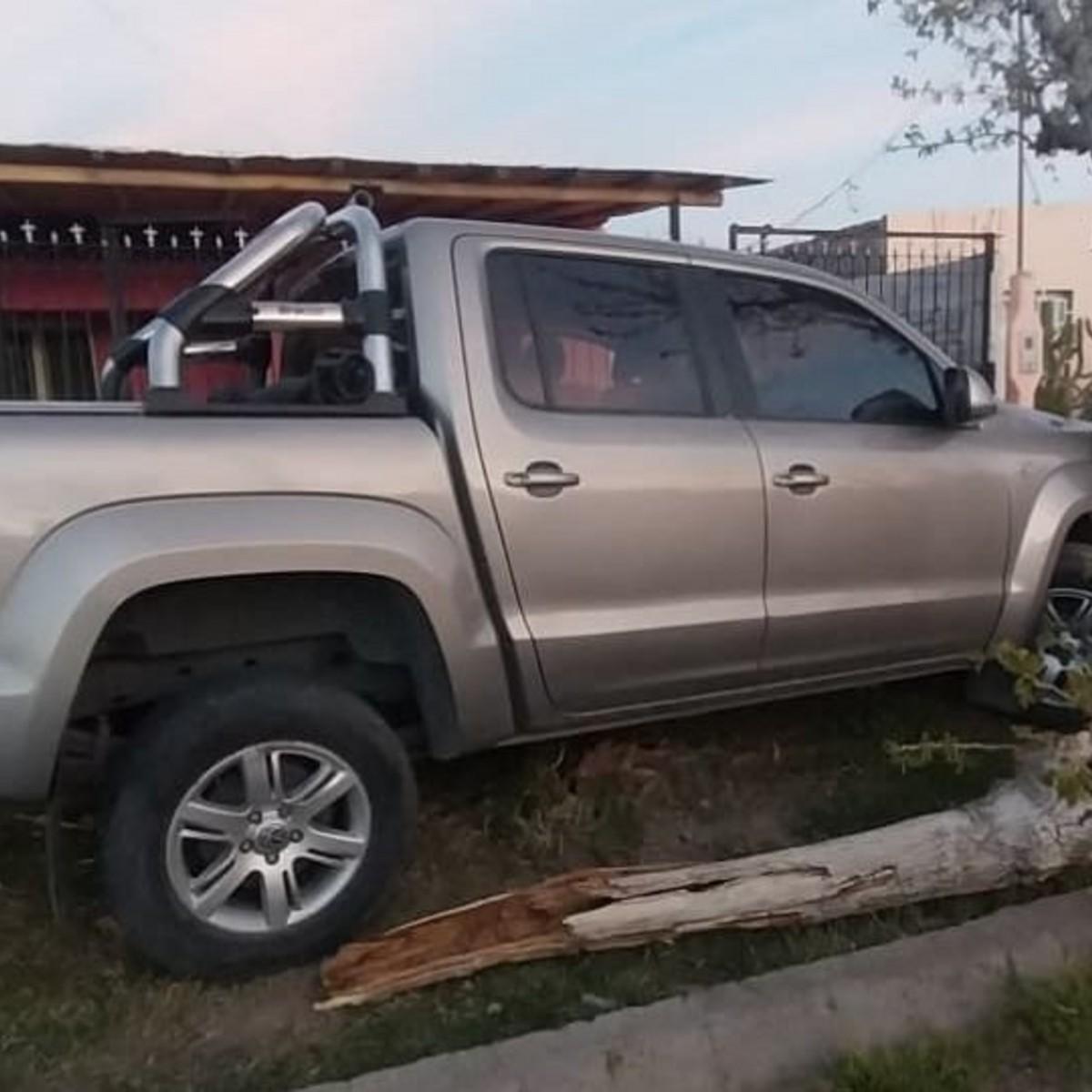Choque contra un árbol en Villa San Damián dejó a una mujer de 69 años en estado crítico