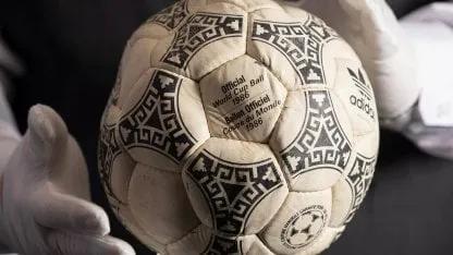 Sale a remate la pelota histórica del partido de Maradona ante Inglaterra en 1986