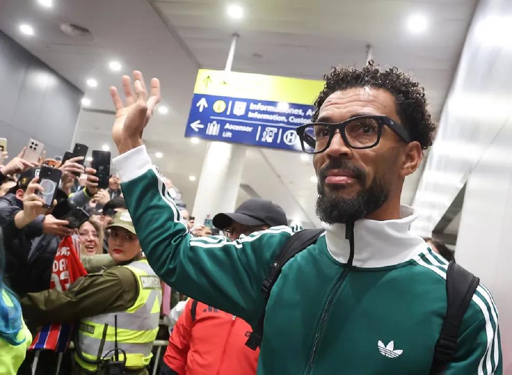 Vozinha aterrizó en Santiago y se sumó a Colo-Colo tras días de versiones cruzadas