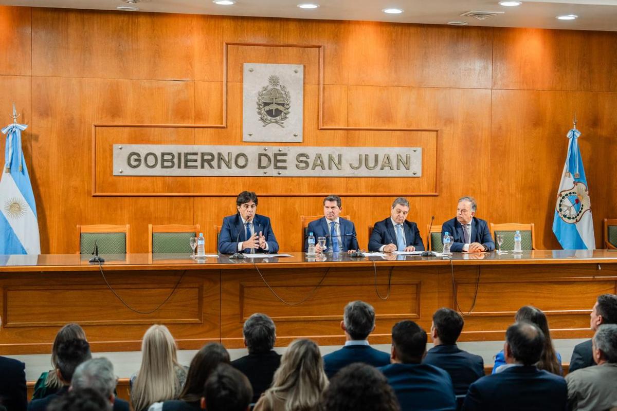 Orrego pide luz verde a Diputados para financiar un fuerte paquete de infraestructura
