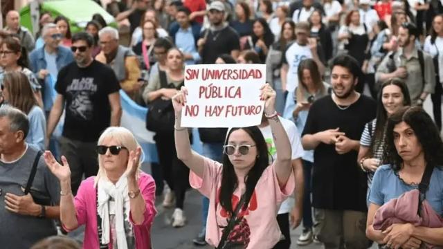 El Gobierno y las casas de estudio sellaron un entendimiento con suba salarial y refuerzo de fondos