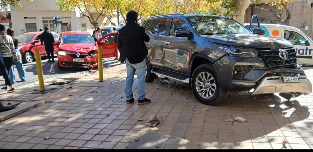 Violento choque en el centro dejó una camioneta arriba de la vereda