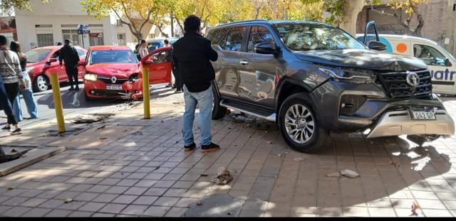 Violenta colisión en Mitre y Santiago del Estero dejó una camioneta sobre la vereda