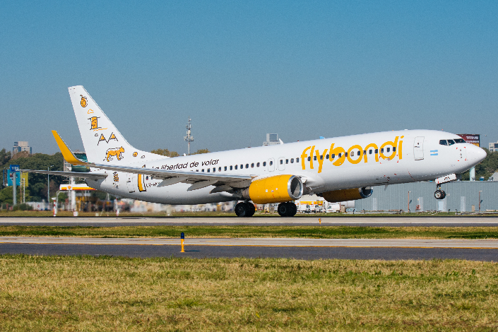 Flybondi sigue vendiendo pasajes aunque acumula más de una semana sin volar