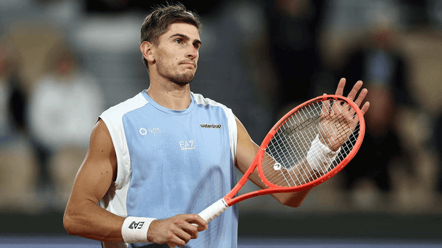Arnaldi se retiró por un virus y Cobolli avanzó sin jugar a la final de Roland Garros