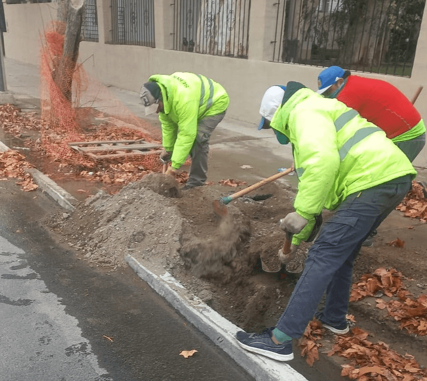Un caño roto en Rivadavia mandó agua hacia Capital y activó un operativo a contrarreloj