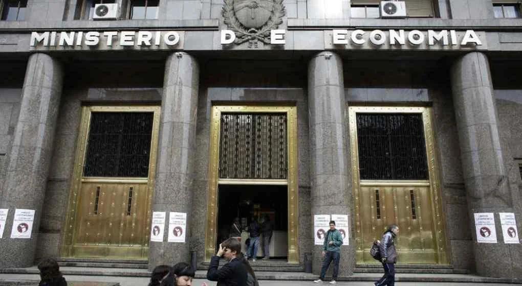 El Tesoro sumó dólares y esquivó un golpe en pesos en una licitación clave